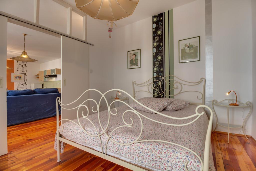 Apartments Mandarina Mali Lošinj Стая снимка