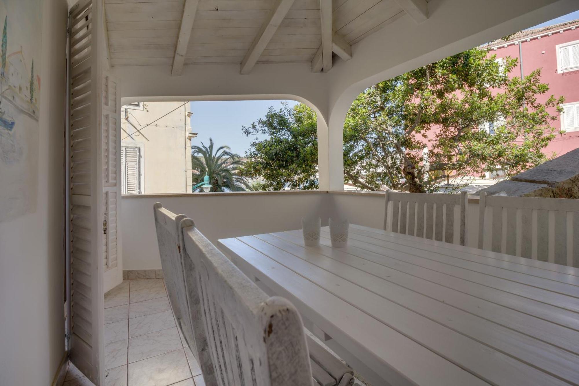 Apartments Mandarina Mali Lošinj Стая снимка